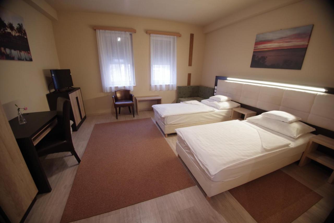 Hotel Vadaszkuert Superior เซแกชแฟเฮร์วาร์ ภายนอก รูปภาพ