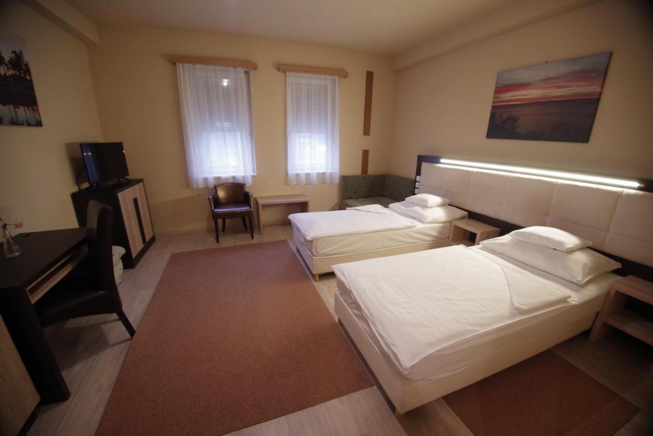 Hotel Vadaszkuert Superior เซแกชแฟเฮร์วาร์ ภายนอก รูปภาพ