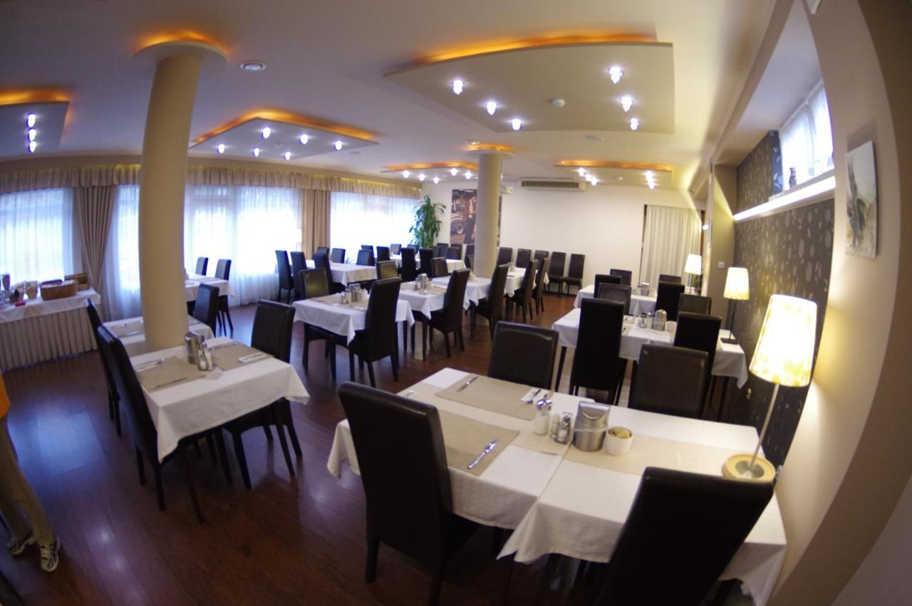 Hotel Vadaszkuert Superior เซแกชแฟเฮร์วาร์ ภายนอก รูปภาพ